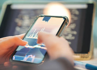 Investidor verificando o processo transparente de retirada e transferência de fundos
